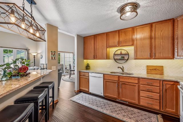 912 Kelly Court, Chanhassen, MN 55317