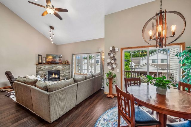 912 Kelly Court, Chanhassen, MN 55317