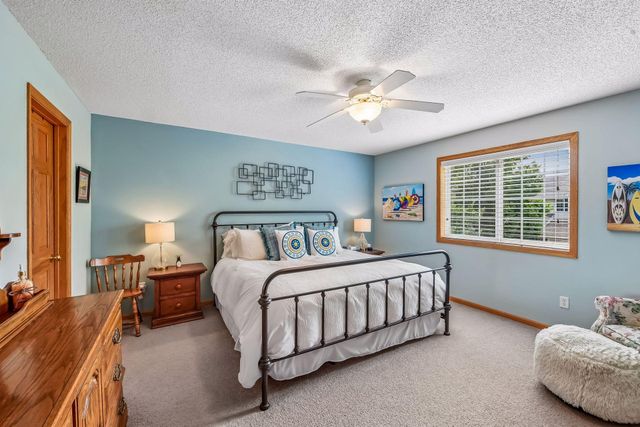 912 Kelly Court, Chanhassen, MN 55317