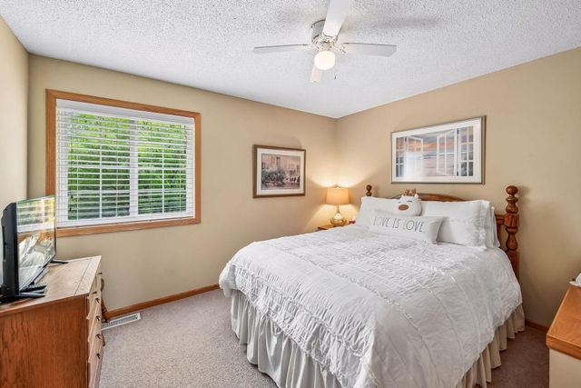 912 Kelly Court, Chanhassen, MN 55317