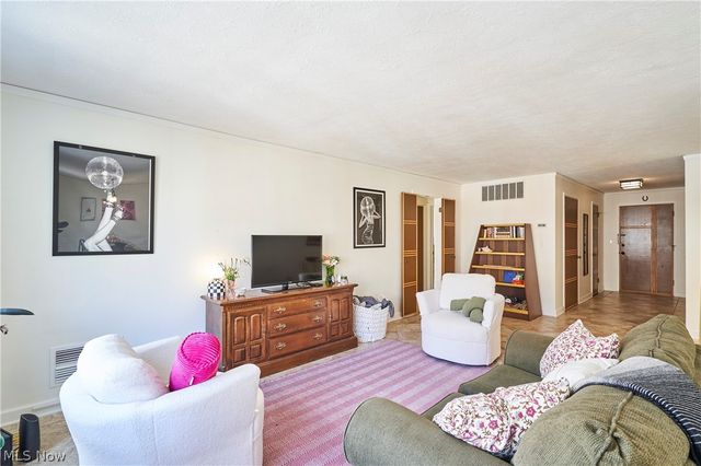 18975 Van Aken Boulevard 411, Shaker Heights, OH 44122