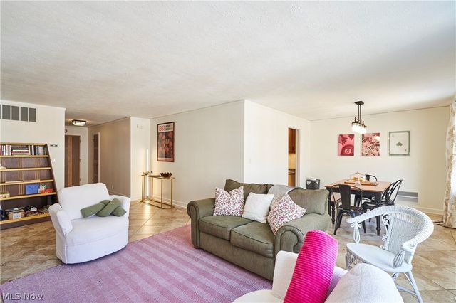18975 Van Aken Boulevard 411, Shaker Heights, OH 44122