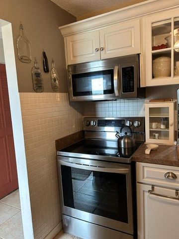 2811 S Garden Drive 207, Lake Worth, FL 33461