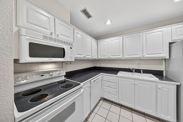 6417 BAY CLUB Drive 3, Fort Lauderdale, FL 33308