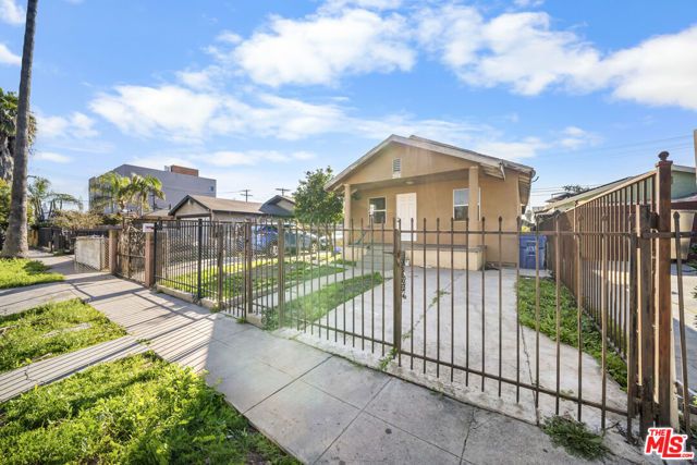 426 E 107th Street, Los Angeles, CA 90003