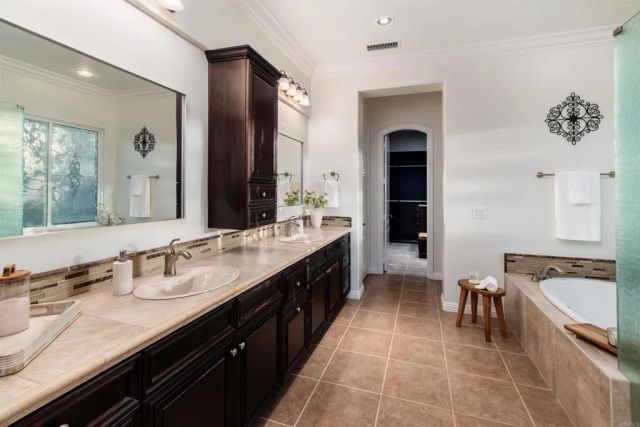 1091 Park Hill Place, Vista, CA 92081