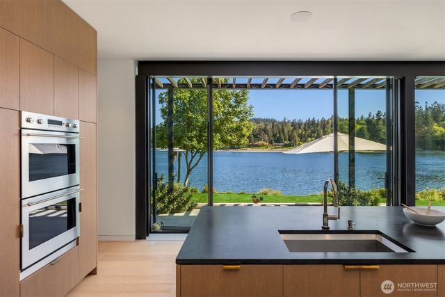 10555 NE Seaborn Road, Bainbridge Island, WA 98110