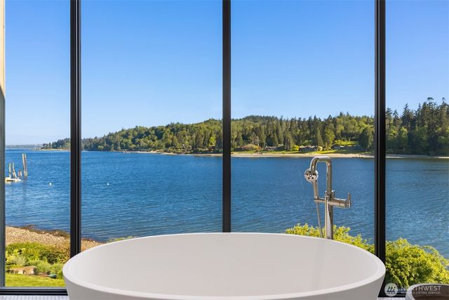 10555 NE Seaborn Road, Bainbridge Island, WA 98110