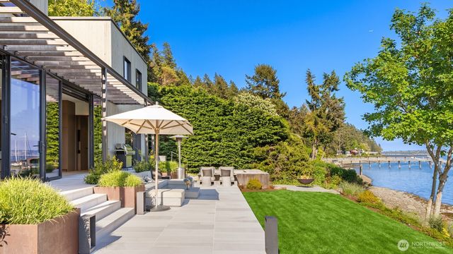 10555 NE Seaborn Road, Bainbridge Island, WA 98110