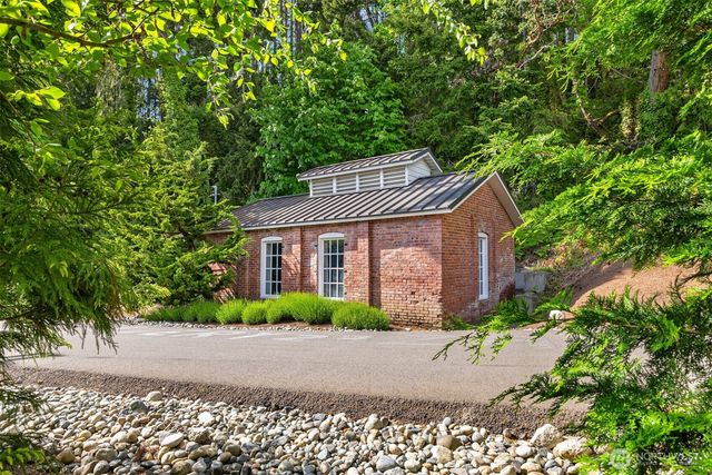 10555 NE Seaborn Road, Bainbridge Island, WA 98110