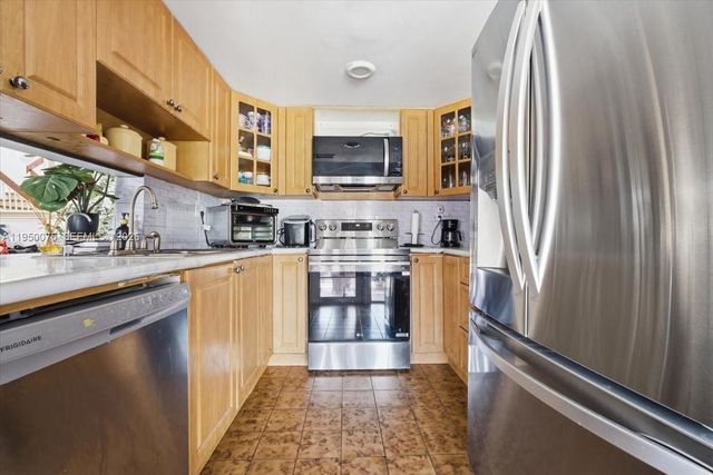 10133 NW 5th Ter 3-6, Miami, FL 33172