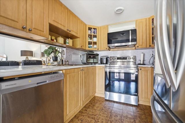 10133 NW 5th Ter 3-6, Miami, FL 33172