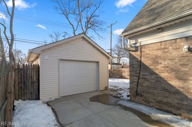 21025 Glen Lodge Road, Royal Oak Charter Township, MI 48220