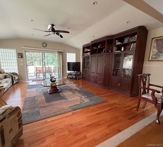 7 Elizabeth Way, Kiamesha Lake, NY 12751