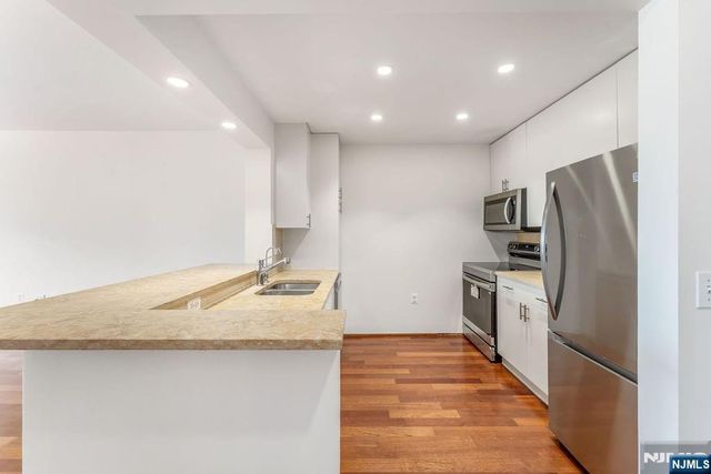 2305 City Place, Edgewater, NJ 07020