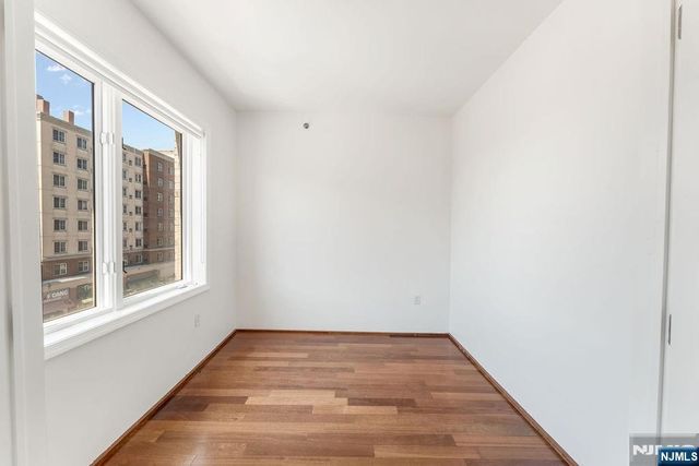 2305 City Place, Edgewater, NJ 07020