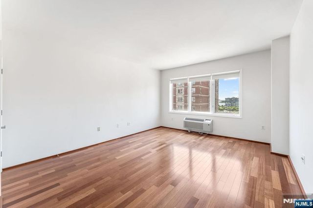 2305 City Place, Edgewater, NJ 07020