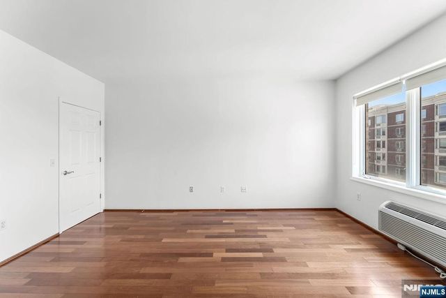 2305 City Place, Edgewater, NJ 07020