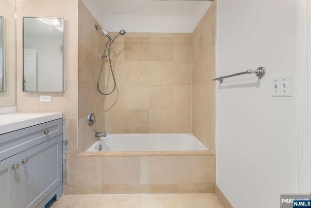 2305 City Place, Edgewater, NJ 07020