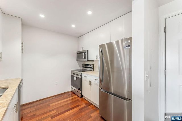 2305 City Place, Edgewater, NJ 07020