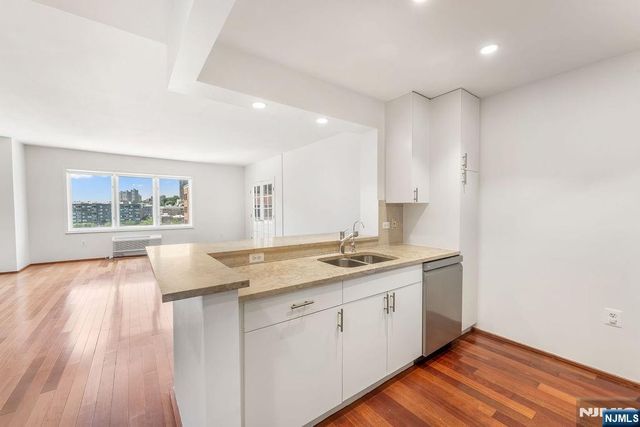 2305 City Place, Edgewater, NJ 07020
