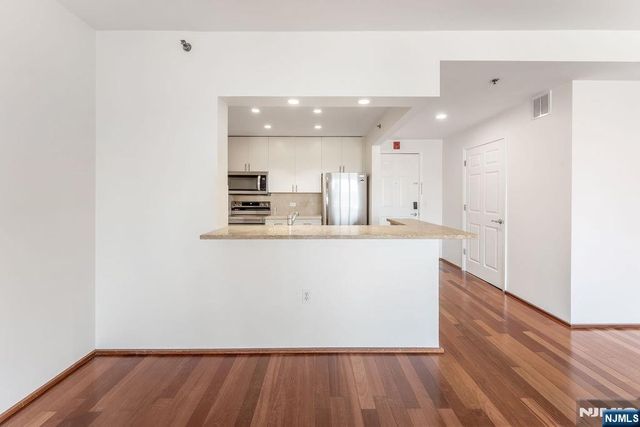 2305 City Place, Edgewater, NJ 07020
