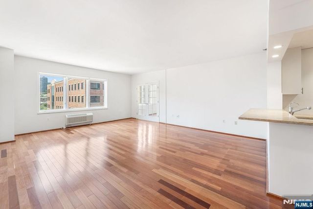 2305 City Place, Edgewater, NJ 07020