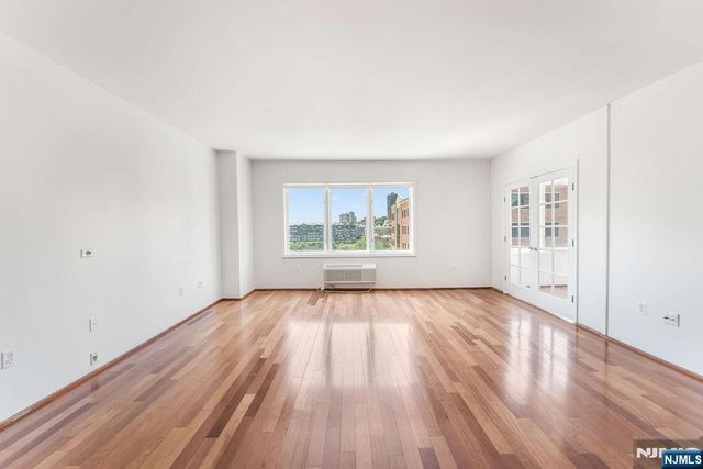 2305 City Place, Edgewater, NJ 07020