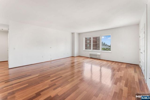 2305 City Place, Edgewater, NJ 07020