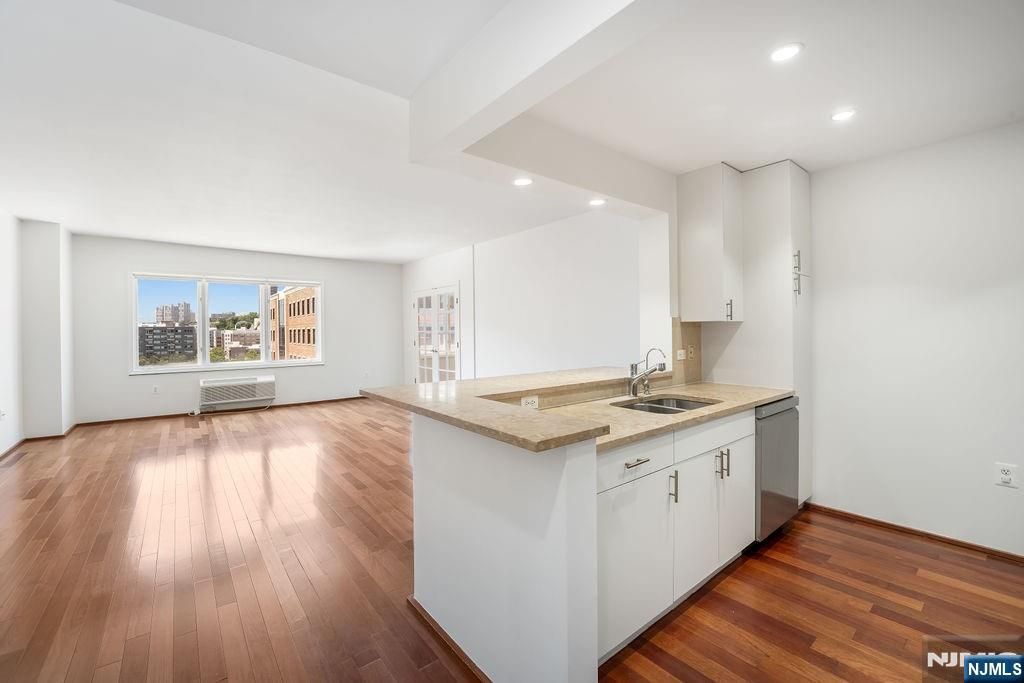 2305 City Place, Edgewater, NJ 07020
