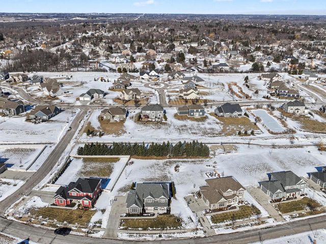 8130 W Mourning Dove LANE, Mequon, WI 53097