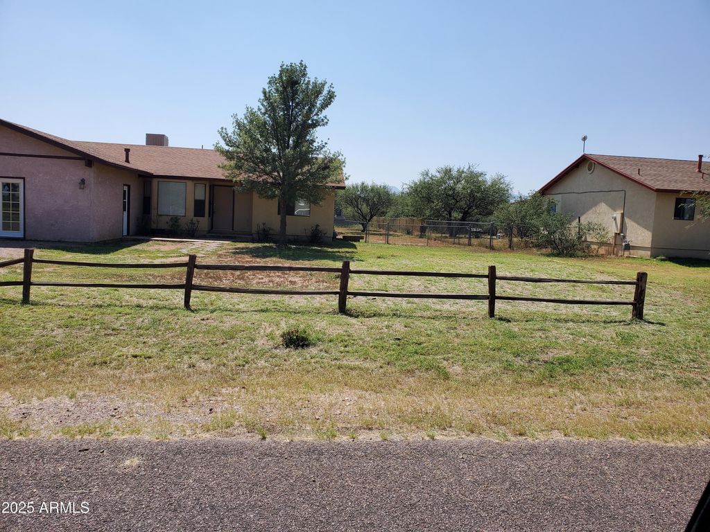 240 E OAK Street, Huachuca City, AZ 85616