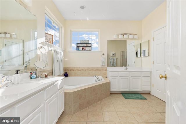 138 BARKSDALE DR, Charles Town, WV 25414