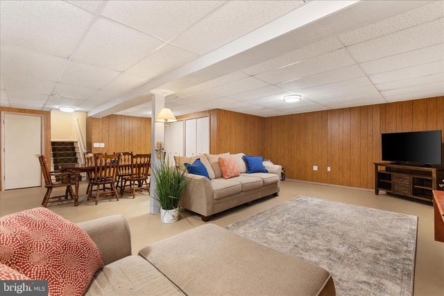 138 BARKSDALE DR, Charles Town, WV 25414