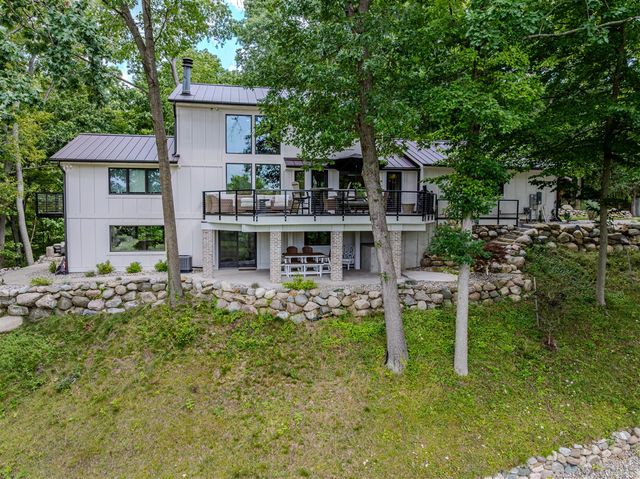 7373 Thornapple Dales Drive, Alto, MI 49302
