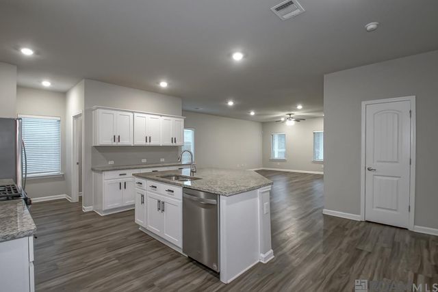 34273 Garnet Lake Dr, Walker, LA 70785