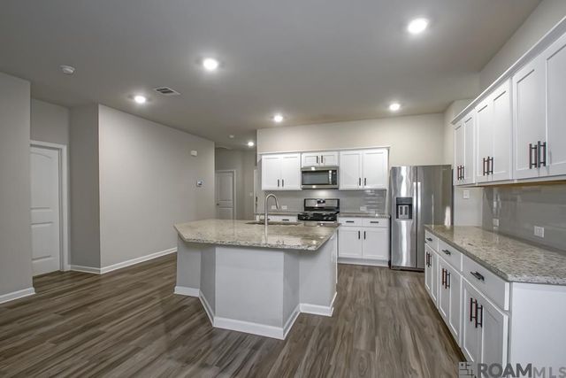 34273 Garnet Lake Dr, Walker, LA 70785