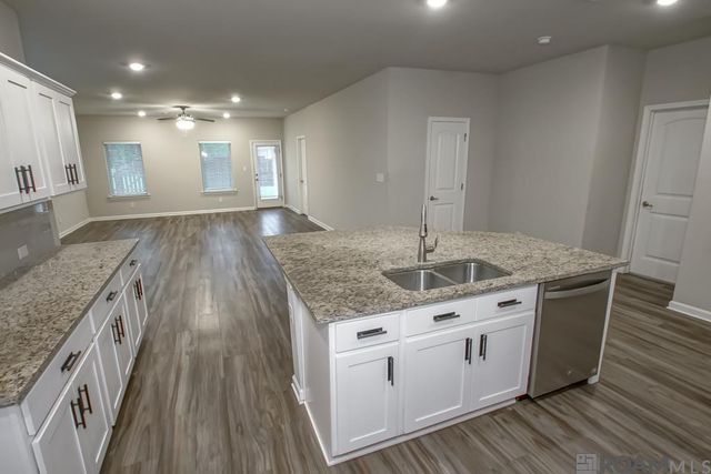 34273 Garnet Lake Dr, Walker, LA 70785