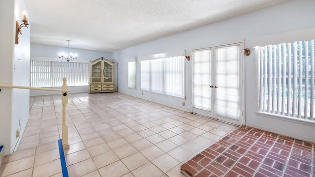 127 E LAUREL AVENUE, Howey In The Hills, FL 34737
