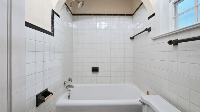 127 E LAUREL AVENUE, Howey In The Hills, FL 34737
