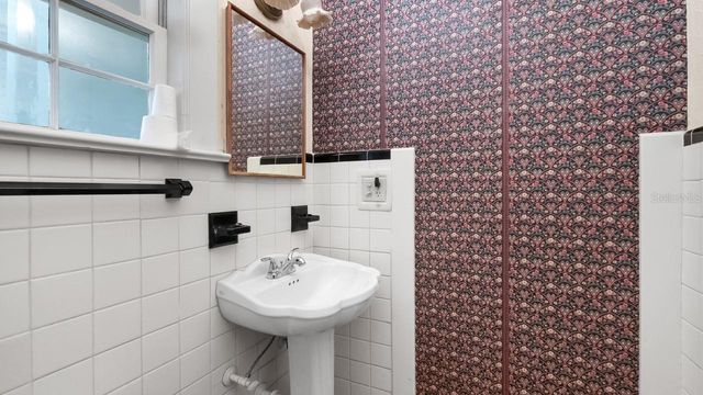127 E LAUREL AVENUE, Howey In The Hills, FL 34737