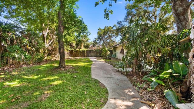 127 E LAUREL AVENUE, Howey In The Hills, FL 34737