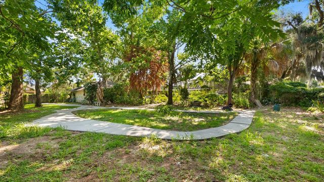 127 E LAUREL AVENUE, Howey In The Hills, FL 34737