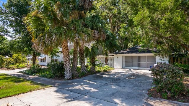 127 E LAUREL AVENUE, Howey In The Hills, FL 34737