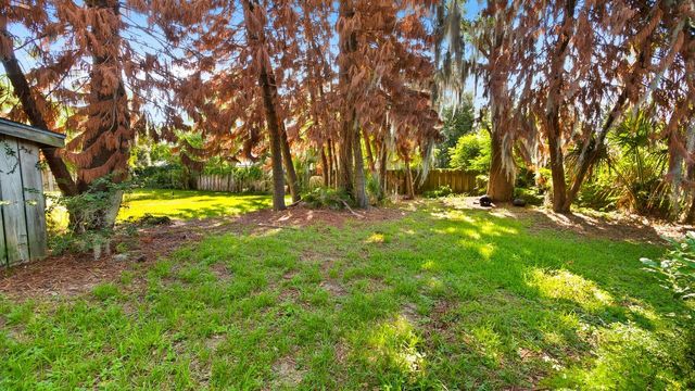 127 E LAUREL AVENUE, Howey In The Hills, FL 34737