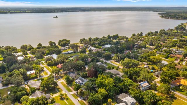127 E LAUREL AVENUE, Howey In The Hills, FL 34737