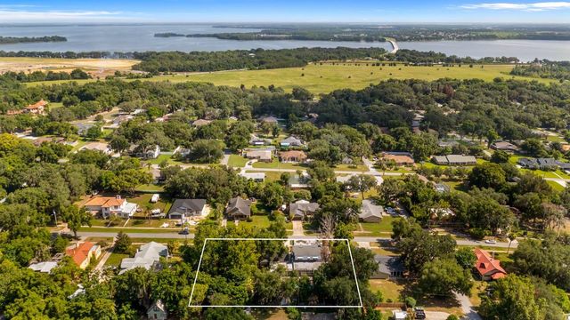 127 E LAUREL AVENUE, Howey In The Hills, FL 34737