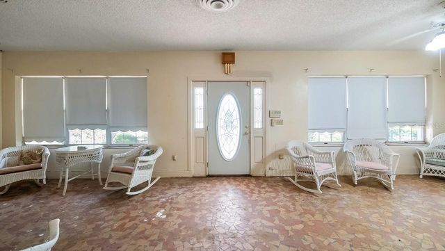 127 E LAUREL AVENUE, Howey In The Hills, FL 34737