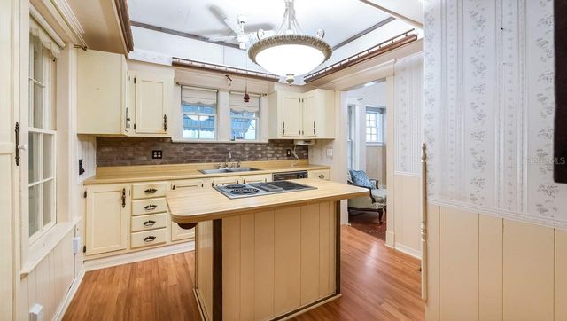 127 E LAUREL AVENUE, Howey In The Hills, FL 34737