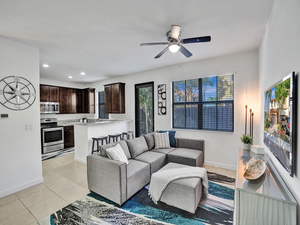 Image 14 of property listing at 9637 WATERCREST ISLE, Parkland, FL 33076